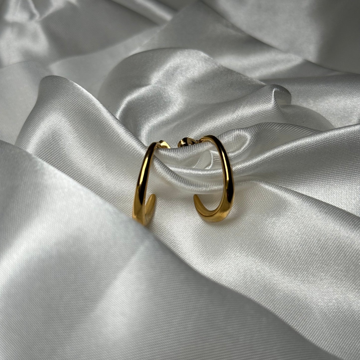 MINIMALIST SLIMLINE HALF HOOP