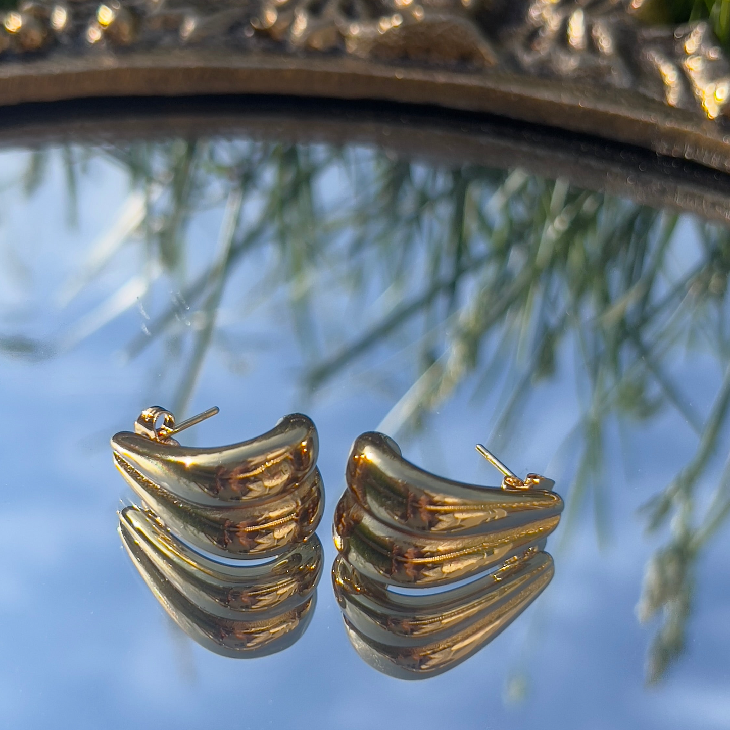 INVERTED-V CHIC HALF HOOP